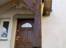 Drewniane zadaszenie wejścia do budynku