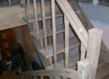 Drewniana poręcz i schody